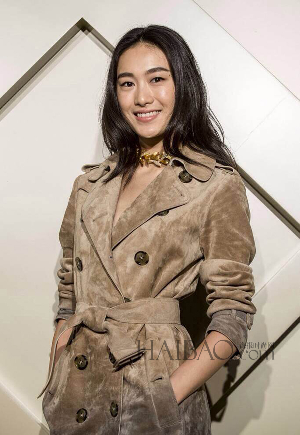 秦舒培著Burberry Trench風(fēng)衣亮相博柏利  “風(fēng)衣藝術(shù)”展 簡潔又摩登