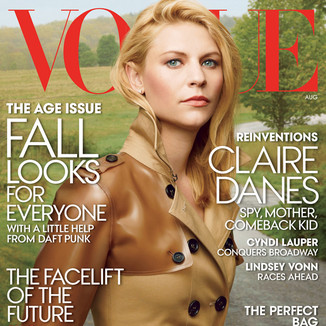 克萊爾·丹尼斯登上《Vogue》美國版2013年8月刊雜志封面，穿Burberry Prorsum風衣干