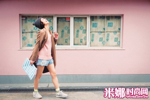 穿上特別的風(fēng)衣來(lái)場(chǎng)“全世界的時(shí)尚女孩”變身