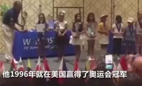 7歲小孩風(fēng)衣_劉國(guó)梁7歲女兒火了！你的樣子里,藏著孩子的未來